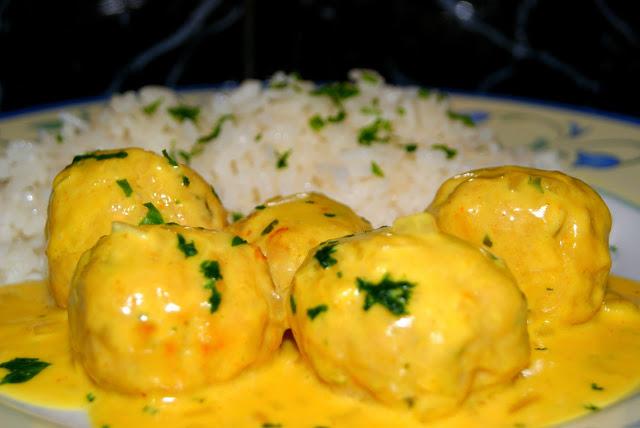 Albondigas de Pollo al Curry con Arroz Blanco