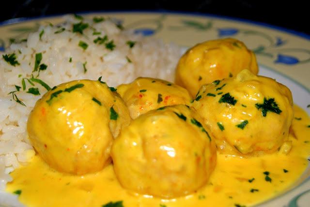 Albondigas de Pollo al Curry con Arroz Blanco