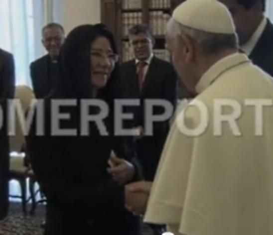 LA ESPOSA DE MADURO Y EL PAPA FRANCISCO