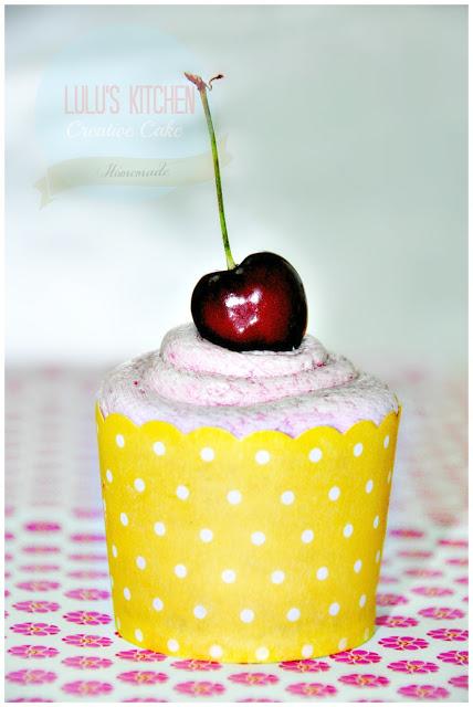 CUPCAKES DE ALMENDRAS Y GLASEADO DE CEREZA