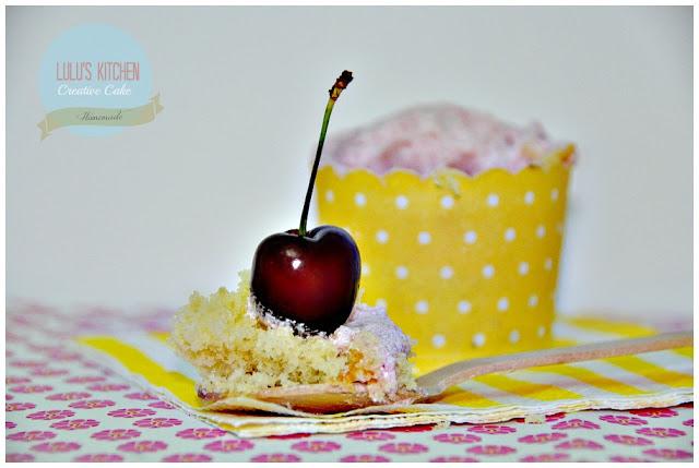 CUPCAKES DE ALMENDRAS Y GLASEADO DE CEREZA