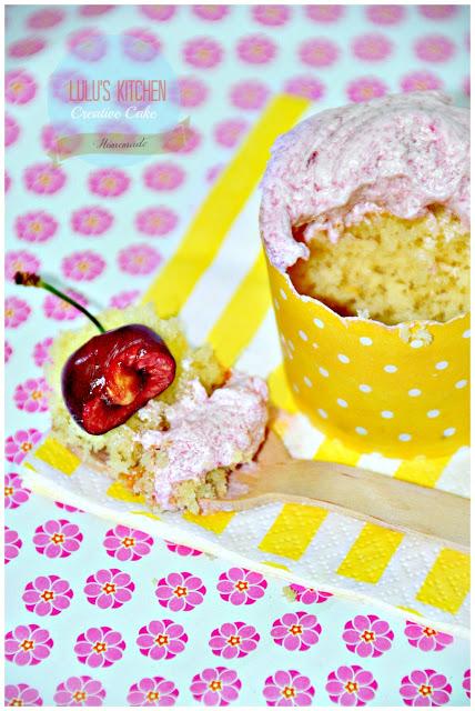 CUPCAKES DE ALMENDRAS Y GLASEADO DE CEREZA