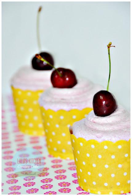 CUPCAKES DE ALMENDRAS Y GLASEADO DE CEREZA