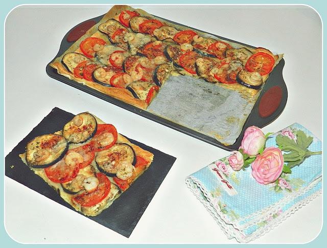 Coca hojaldrada de tomate, berenjena y gambas