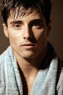 ENTREVISTA: AARON COBOS (BAILARIN-ACTOR-COREOGRAFO)