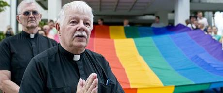 Los gays que corrieron a Benedicto XVI.