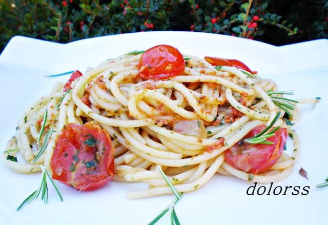 Espaguetis con tomates, salsa de anchoas y huevas de erizo