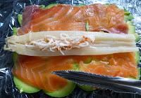 Espárragos rellenos de Surimi en un Canelón de Aguacate y Salmón