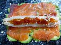 Espárragos rellenos de Surimi en un Canelón de Aguacate y Salmón