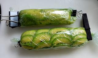 Espárragos rellenos de Surimi en un Canelón de Aguacate y Salmón