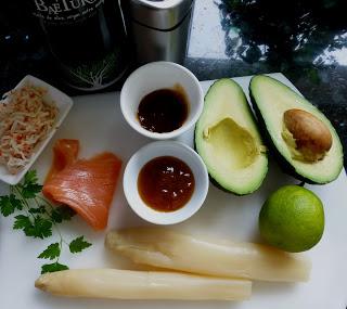 Espárragos rellenos de Surimi en un Canelón de Aguacate y Salmón