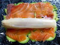 Espárragos rellenos de Surimi en un Canelón de Aguacate y Salmón
