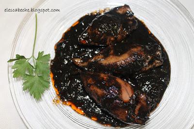 Calamares rellenos en su salsa de tinta