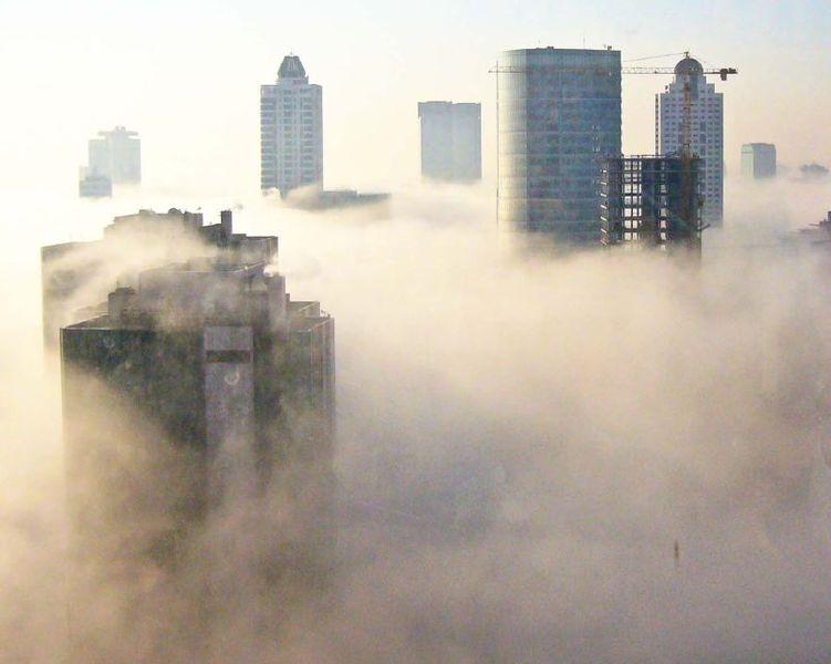 La neblina tapa los rascacielos del área financiera de Levent, Estambul