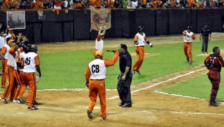 jonrón de Pestano con las bases llenas