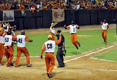 jonrón de Pestano con las bases llenas. Varona y Danel se acercan a home con las carreras 5 y 6.