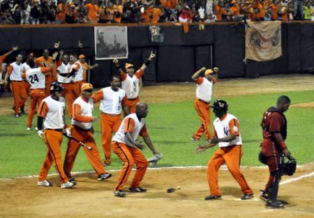 jonrón de Pestano con las bases llenas