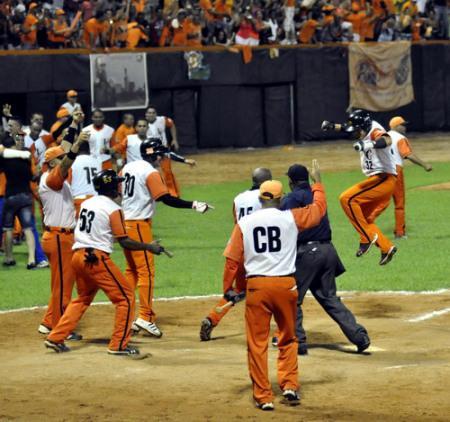 jonrón de Pestano con las bases llenas. Varona anota la quinta carrera