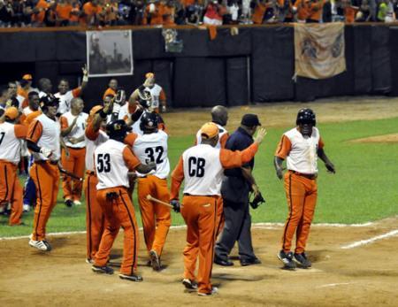 jonrón de Pestano con las bases llenas. Danel Castro anota la sexta carrera