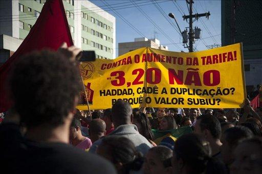 La policía reprime una protesta antes del partido que disputarán Brasil y México
