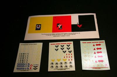 Antiguas calcas y estandartes de los marines espaciales