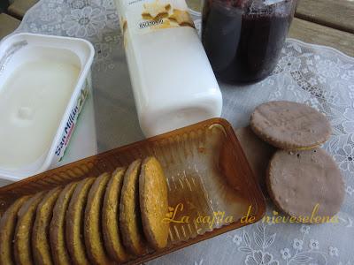 Copa de crema de queso y moras