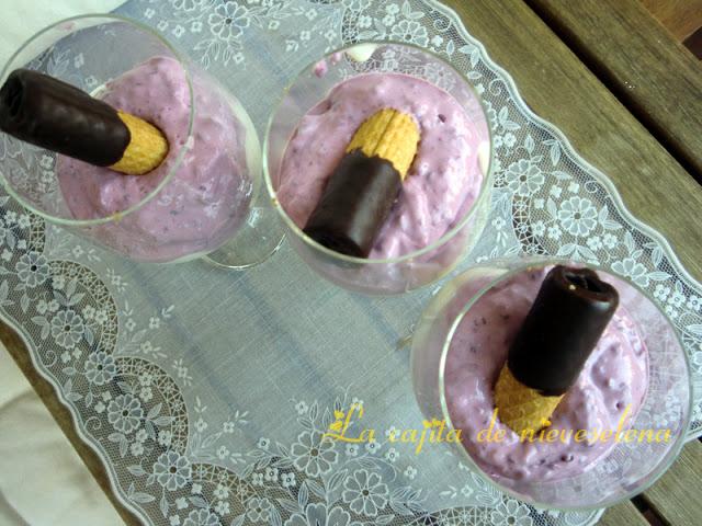 Copa de crema de queso y moras