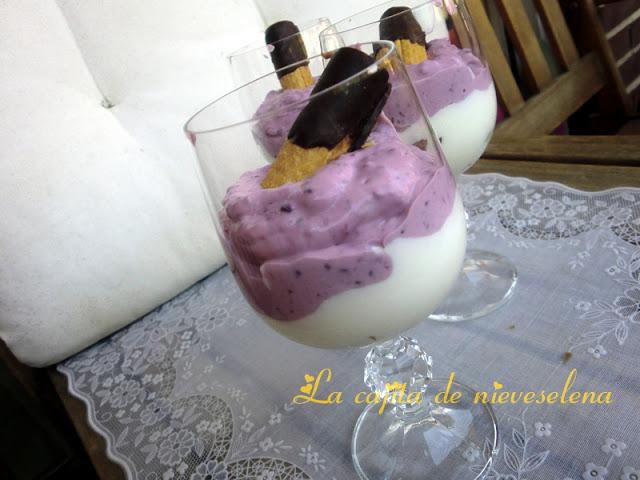 Copa de crema de queso y moras