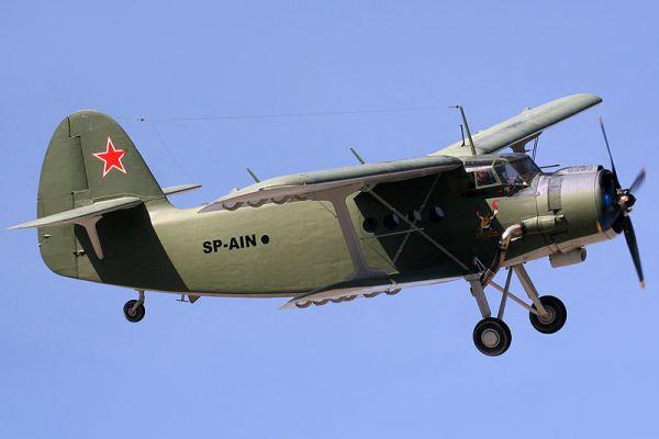 Avión Antonov sobrevolando el aeródromo de Cuatro Vientos.