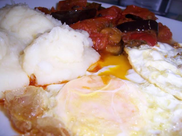 FRITO DE MI TIERRA CON HUEVO Y PURE DE PATATAS