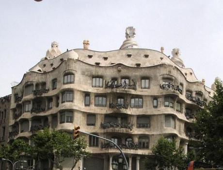 “La Pedrera” o “Casa Milá”