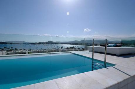 Interiorismo de un ático en la urbanización diseñada por A-cero en Ibiza