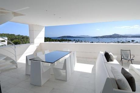 Interiorismo de un ático en la urbanización diseñada por A-cero en Ibiza