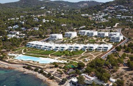 Interiorismo de un ático en la urbanización diseñada por A-cero en Ibiza