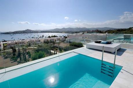 Interiorismo de un ático en la urbanización diseñada por A-cero en Ibiza