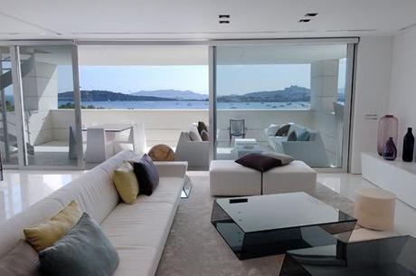 Interiorismo de un ático en la urbanización diseñada por A-cero en Ibiza