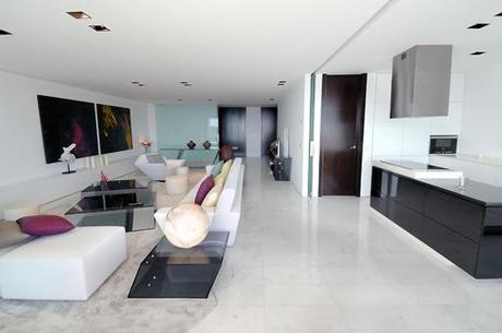Interiorismo de un ático en la urbanización diseñada por A-cero en Ibiza