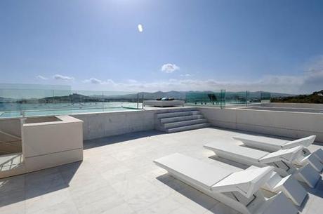 Interiorismo de un ático en la urbanización diseñada por A-cero en Ibiza