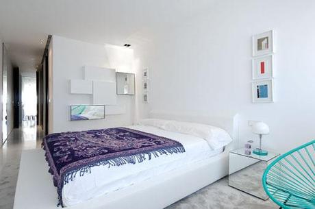 Interiorismo de un ático en la urbanización diseñada por A-cero en Ibiza