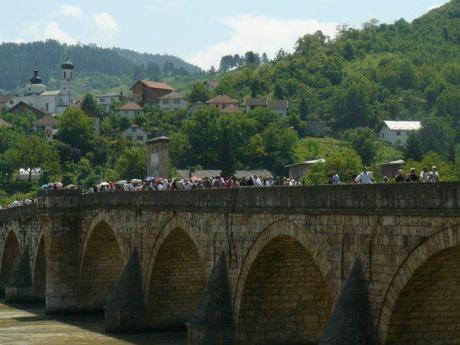 Puente de Visegrad sobre el río Drina desde el que los familiares de las víctimas lanzan 3000 rosas rojas en conmemoración a los asesinatos. 