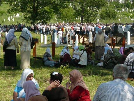 Cementerio de Visegrad. Todos los años hay nuevos entierros de nuevos cuerpos (huesos) que consiguen encontrarse en el río de personas desaparecidas. Aún hay 700 personas desaparecidas. 
