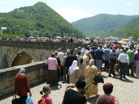 Familiares de las víctimas en el puente Mehmed Paša Sokolović de Visegrad donde se realiza la conmemoración 
