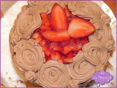 PASTEL DE CHOCOLATE CUBIERTO DE ROSAS DE TRUFA Y FRESAS
