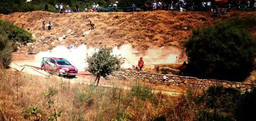 Foto: NICOLÁS FUCHS LOGRÓ EL SEGUNDO MEJOR TIEMPO EN EL SHAKEDOWN DEL WRC RALLY ITALIA. (AUTOTVPERU)Demostrando que es uno de los favoritos en el Grupo de Producción, Nicolás Fuchs empezó con buen ritmo su participación en el WRC Rally de Italia. El piloto nacional, siempre acompañado por su navegante argentino Fernando Mussano, logró registrar el segundo mejor crono en el shakedown de la prueba italiana.El peruano registró un tiempo de 3’59,4 “, mientras que el alemán Armin Kremer se adjudicó el primer lugar con un crono de 3’54,1”. La tercera posición de la tabla en el Grupo de Producción fue para el argentino Juan Carlos Alonso, quien concretó el tramo de Monte Pinu (3.86 km) en 4’12,0”.Fuchs se prepara ahora para participar en la ceremonia inaugural del rally italiano, que tendrá lugar en la localidad de Sassari en unos minutos más.FUENTE: http://www.autotvperu.com/noticia/rally/4112/nicolas-fuchs-logro-el-segundo-mejor-tiempo-en-el-shakedown-del-wrc-rally-italia.html