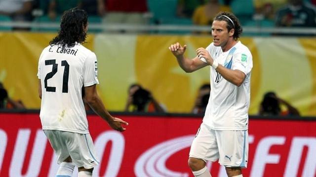 Uruguay se Impone ante Nigeria con un Golazo de Diego Forlan
