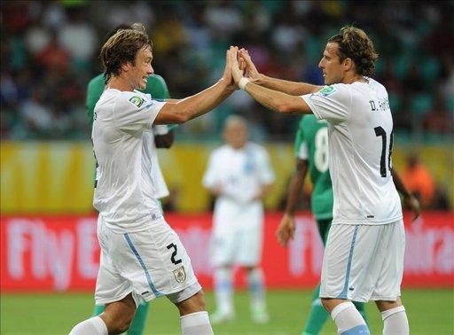 2-1. Forlán pone nuevamente a Uruguay al frente de Nigeria
