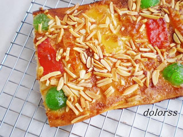 Coca de Sant Joan con fruta confitada y almendras