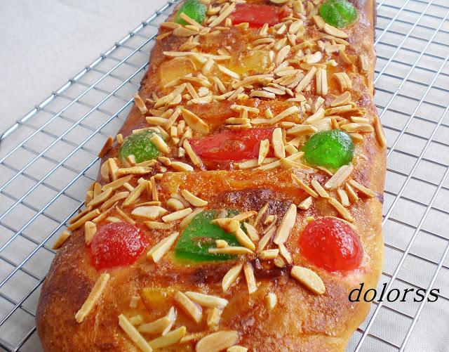 Coca de Sant Joan con fruta confitada y almendras