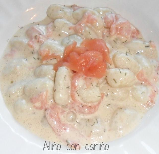 ÑOQUIS CON SALMÓN AHUMADO A LA CREMA DE AJO Y FINAS HIERBAS