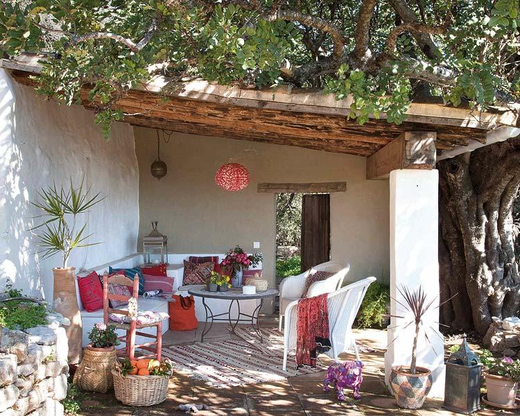 Un porche con sabor andaluz y detalles marroquíes.
